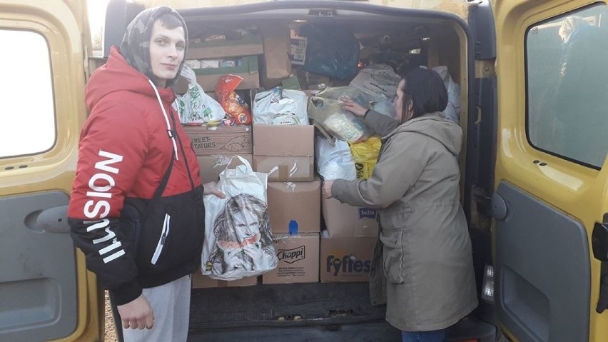 Jaciążek. Młodzież z Ośrodka Szkolenia i Wychowania OHP wsparła Świąteczną Zbiórkę Żywności adresowaną dla Polaków na Kresach Wschodnich