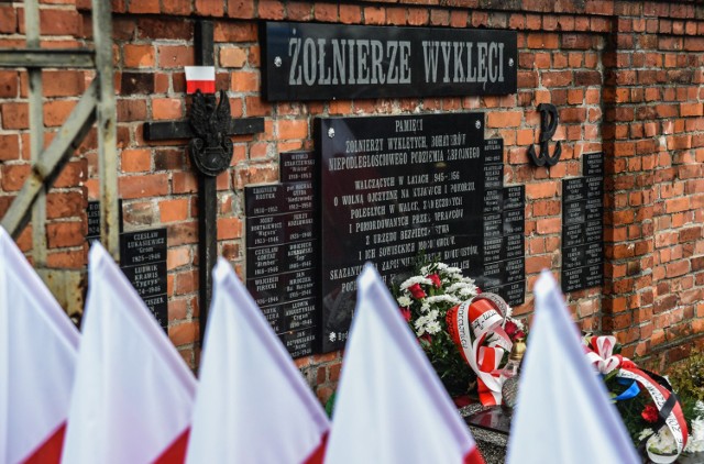 01.03.2016,  Bydgoszcz. Narodowy Dzień Pamięci żolnierzy wyklętych, ściana pamięci na cmentarzu, ul. Kcyńska