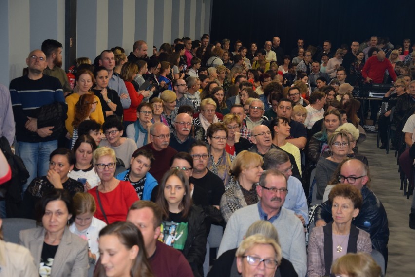 Tłumy na spotkaniu z Przemkiem Kossakowskim zorganizowanym przez pleszewską bibliotekę