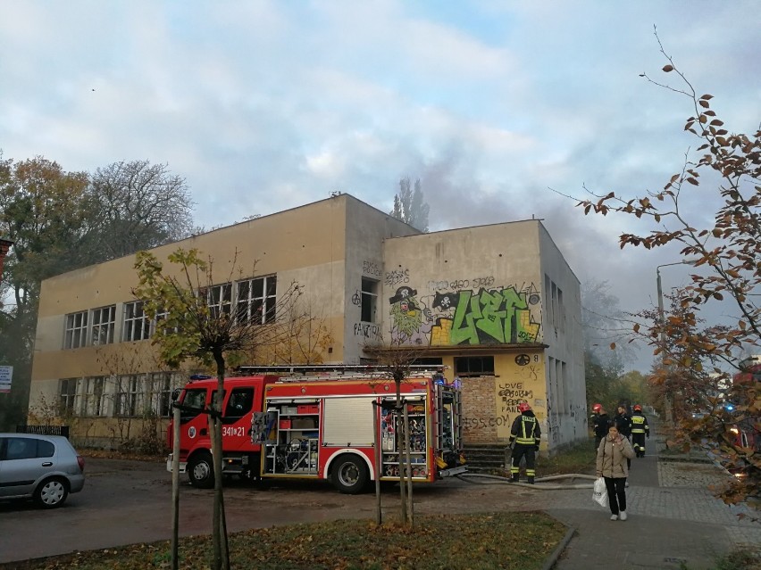 Pożar budynku przy ul. Dąbrowskiego w Toruniu [ZDJĘCIA]