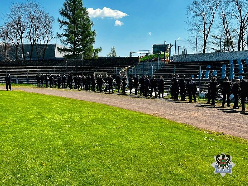 Ćwiczenia policji na wałbrzyskim stadionie