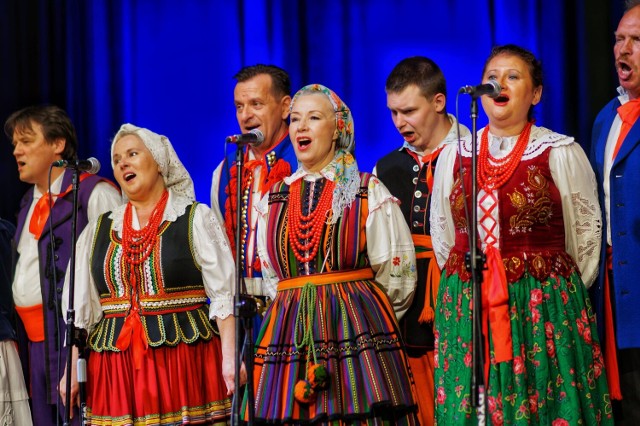 Lubuski Zespół Pieśni i Tańca im. Ludwika Figasa wystąpił w żarskiej Lunie w koncercie dla Ukrainy