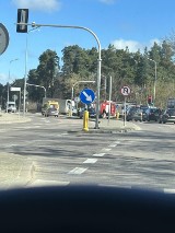 Wypadek na skrzyżowaniu w Augustowie. Bus zderzył się z osobowym volkswagenem. Jedna osoba ranna