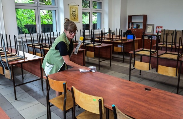 Uczniowie VII LO w Bydgoszczy na czas remontu ich siedziby na osiedlu Leśnym uczyć się będą w budynku przy ul. Kościuszki. W nowej tymczasowej lokalizacji trwają już przygotowania do nowego roku szkolnego.