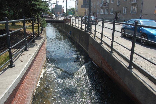W środę spieniona woda w Kan. Juranda zaniepokoiła mieszkańców Malborka.