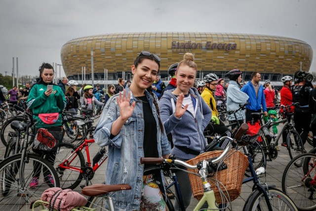 Już w ten weekend wielki wyścig MTB w Pucku. A potem nie ma praktycznie tygodnia bez ważnej rowerowej imprezy. Ba! 27 maja odbędą się aż trzy! Są wymagające zawody w trudnym terenie, jak i wyścigi szosowe, gdzie trzeba przejechać ponad 100 kilometrów. Dla "profesorów" rowerowej jazdy jak co roku wielką gratką powinna być słynna już Kaszebe Runda, czyli szosowy maraton rowerowy z ponad 200-kilometrowym dystansem. Ci, którzy dopiero zaczynają swoją przygodę, mogą wybrać krótszy dystans. A dla wszystkich - zwłaszcza miłośników rodzinnej jazdy - odbędzie się w czerwcu Wielki Przejazd Rowerowy. Obecność obowiązkowa!