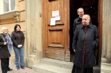 Wybory Kraków 2011: kardynał Stanisław Dziwisz zapomniał dowodu osobistego [ZDJĘCIA]