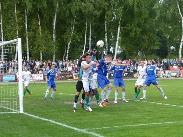 W meczu na szczycie pomiędzy liderem III ligi Lechią a wiceliderem Bronią padł bezbramkowy remis
