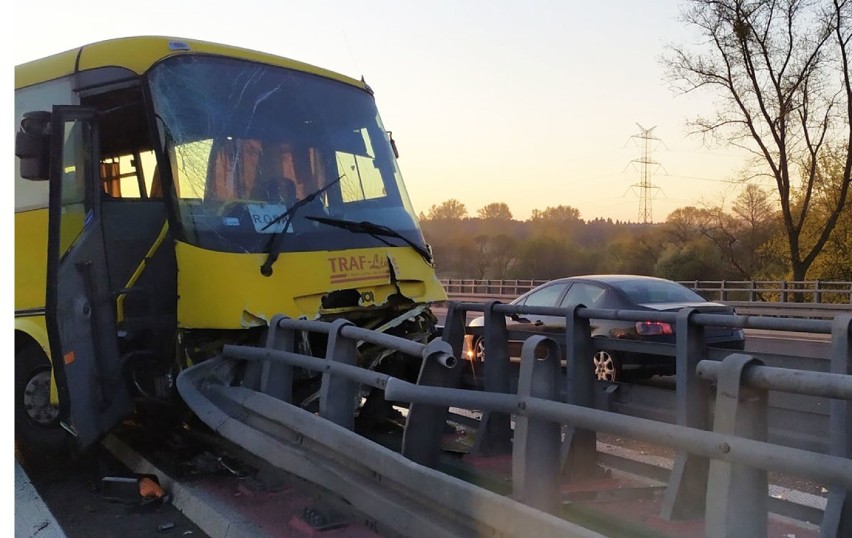 Wypadek autobusu w Siewierzu na DK 78. Pojazd wbił się w bariery na wiadukcie. Są ranni. Droga była zablokowana