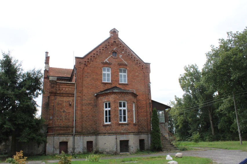 Powiat gnieźnieński. Dwór w Grotkowie to cichy świadek historii. Zobacz jak dziś wygląda [FOTO]