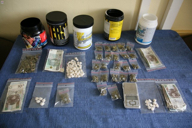Funkcjonariusze zabezpieczyli łącznie ponad 30 gram metamfetaminy i 17 gram marihuany, wagę elektroniczną oraz pieniądze