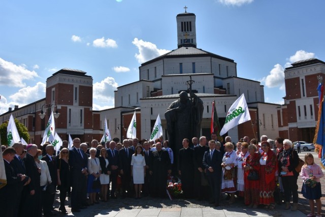 Małopolska Rada Wojewódzka NSZZ RI „Solidarność” zorganizowała w Krakowie wojewódzkie uroczystości upamiętniające 40. rocznicę rejestracji Niezależnego Samorządnego Związku Zawodowego Rolników Indywidualnych „Solidarność”. Uroczystości rozpoczęły się uroczystą Mszą Świętą w Sanktuarium Świętego Jana Pawła II, której przewodniczył ks. Kardynał Stanisław Dziwisz.