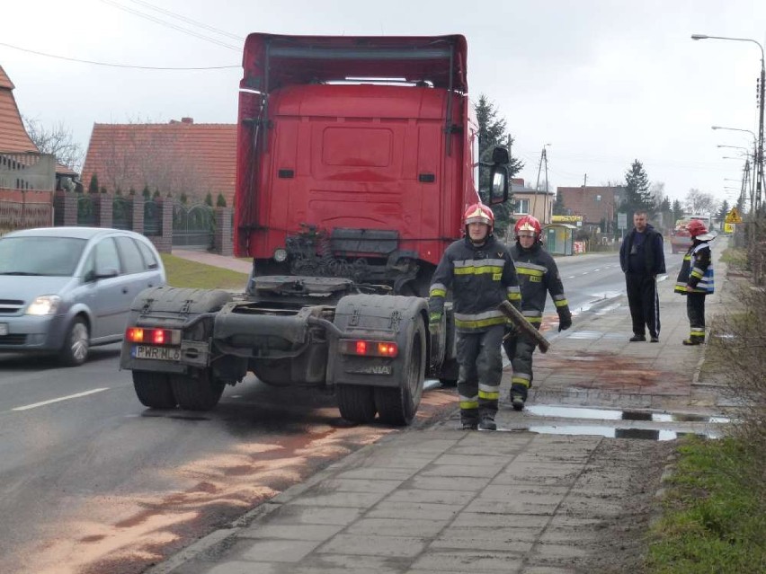 Ok. 30 litrów oleju napędowego na jezdni – ruch utrudniony