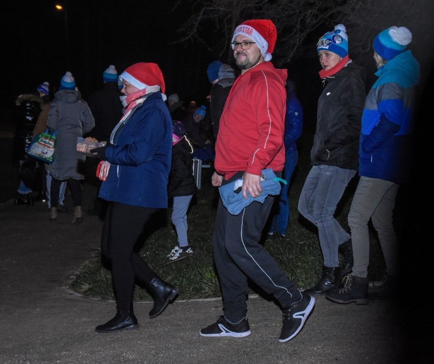 Gm. Ostroróg. Mikołajkowe morsowanie dla Tadzia nad Jeziorem Mormin