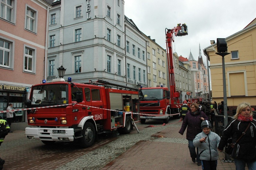 Ćwiczenia straży w centrum miasta: palił się hotel