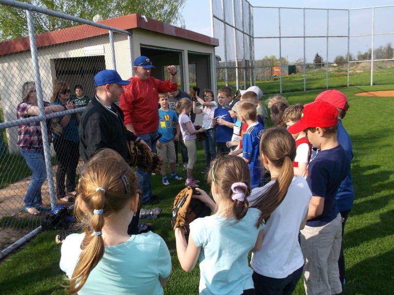 Uczniowie zwiedzali kompleks sportowy oraz próbowali swoich sił w baseballu