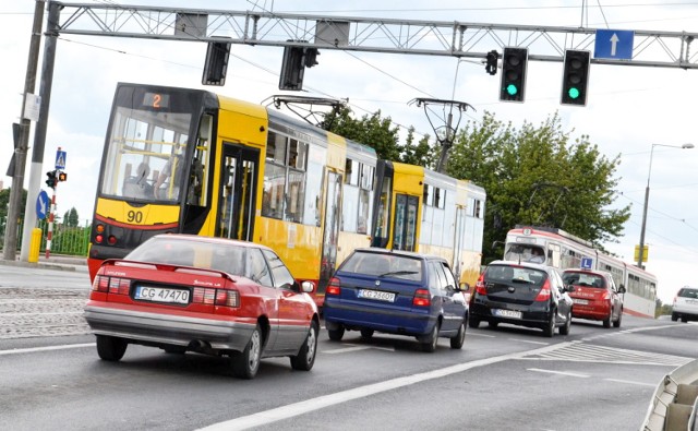 -&nbsp;Zielone światło powinno włączać się automatycznie dla tramwajów jadących ul. Chełmińską - uważa nasz rozmówca