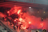 Kibice Fenerbahce Stambuł w Krakowie. Tureccy fani odpalili race na stadionie i fajerwerki w centrum miasta