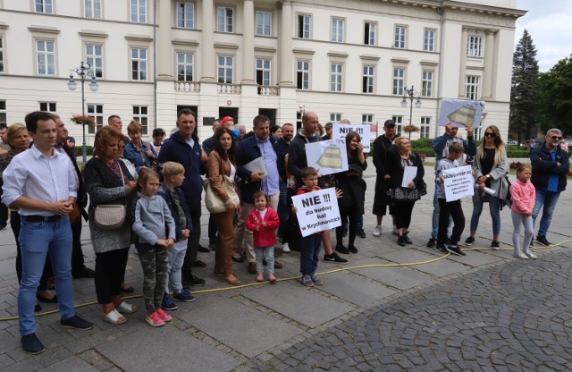 Mieszkańcy przyszli do urzędu miejskiego, aby złożyć pismo sprzeciwiające się lokalizacji hal przy ulicy Krychnowickiej.