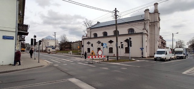 Zamknięta część ul. Wojska Polskiego w Piotrkowie. Ruszył remont nawierzchni i chodników