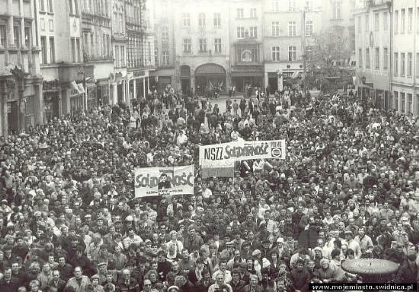 Dziś Święto Wolności i Solidarności. Zobacz jej początki w Świdnicy [STARE ZDJĘCIA]