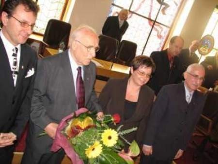 Do Urzędu Miasta zaproszono między innymi dr Stanisława Sakiela (na zdjęciu z kwiatami).