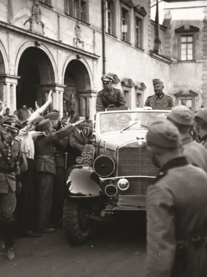 Adolf Hitler przed budynkiem Pałacu Biskupów Krakowskich,...