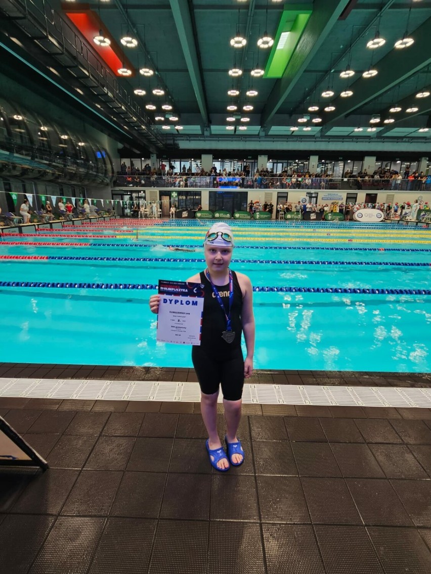 Sukcesy 9-letniej pływaczki z Kalisza. Lena pobiła życiowe rekordy. ZDJĘCIA