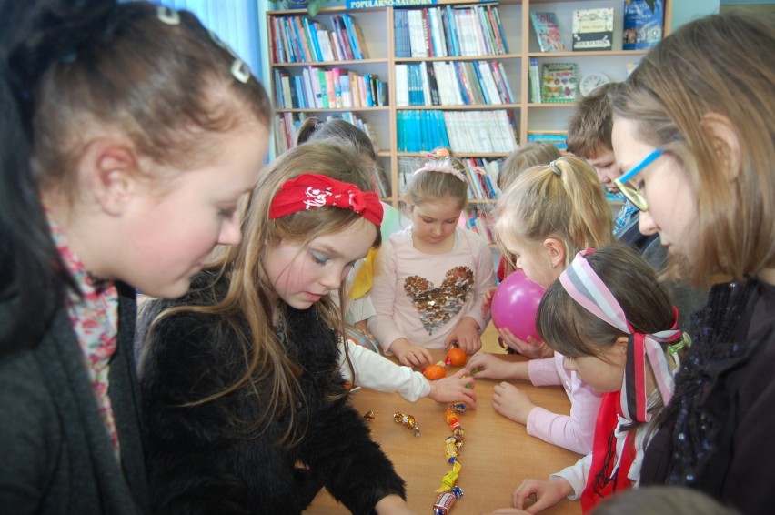 Na karnawałową imprezę zaproszono dzieci m.in. do biblioteki...