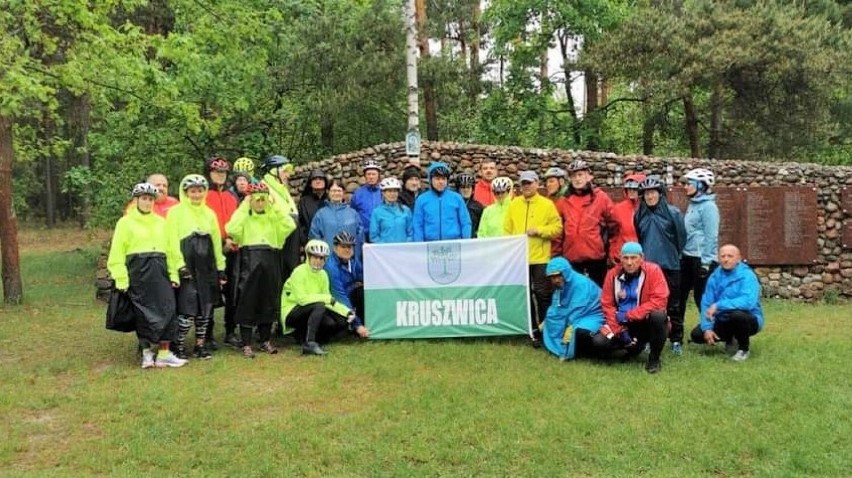 33 rowerzystów wzięło udział w kilkudniowym rajdzie po ziemi...