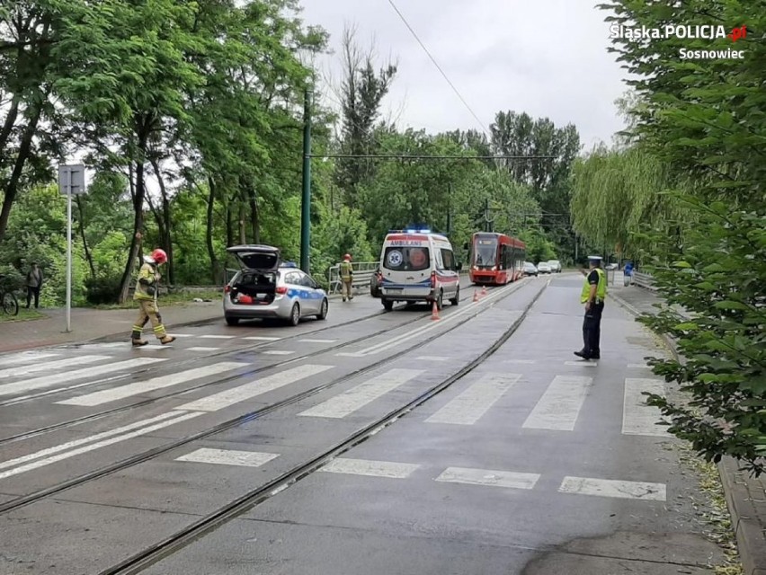 Groźny wypadek w Sosnowcu. Samochód potrącił dwie osoby na przejściu dla pieszych