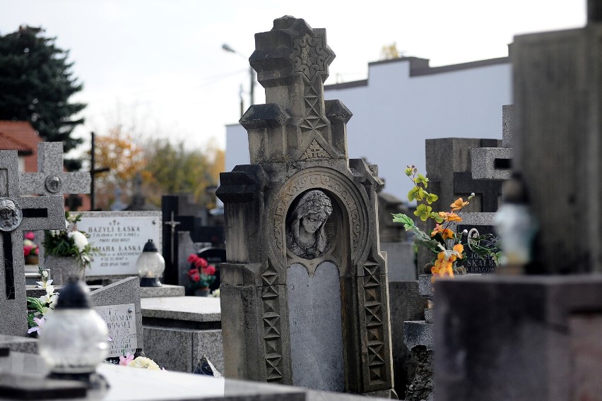 Jaślanie odwiedzają cmentarze. Trwa zbiórka na odnowienie kolejnego zabytkowego nagrobka