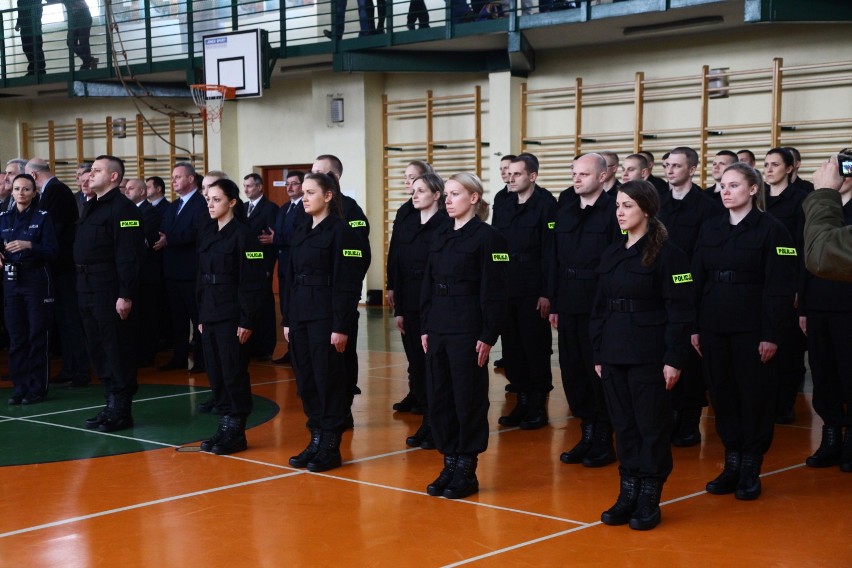 Ślubowanie nowo przyjętych policjantów i nagrody dla zasłużonych łódzkich funkcjonariuszy [ZDJĘCIA]