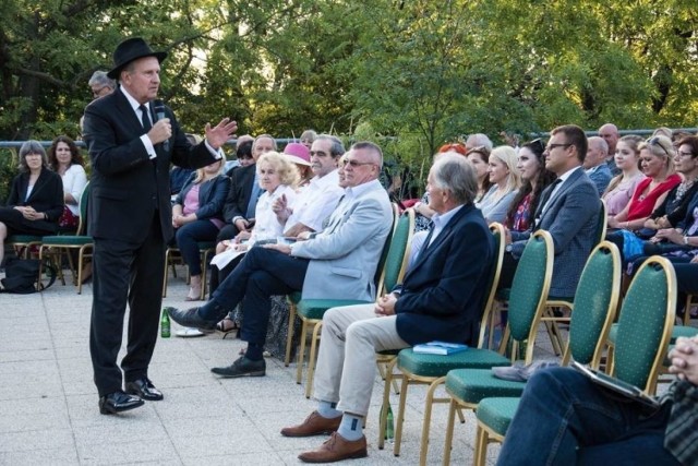 Znany aktor, prezenter telewizyjny odwiedził Busko - Zdrój. Wystąpił z recitalem "Lata Dwudzieste, Lata Trzydzieste" na dachu buskiego hotelu Bristol.