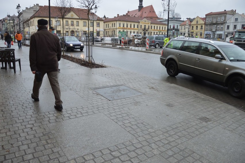 Historyczne mapy Bochni wbudowane w południową pierzeję...