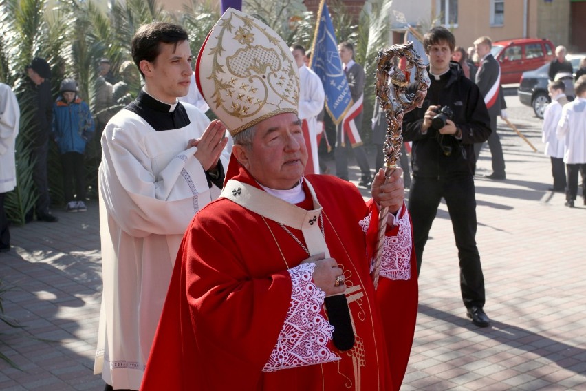 Gdynia: Flesz z przeszłości. 1.04.2012. Arcybiskup Sławoj Leszek Głódź na niedzieli palmowej w Gdyni 