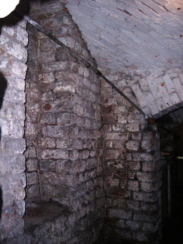 Fragment muru obronnego w piwnicy kamienicy przy ul. Murowej 28. Fot. M. Szajerka