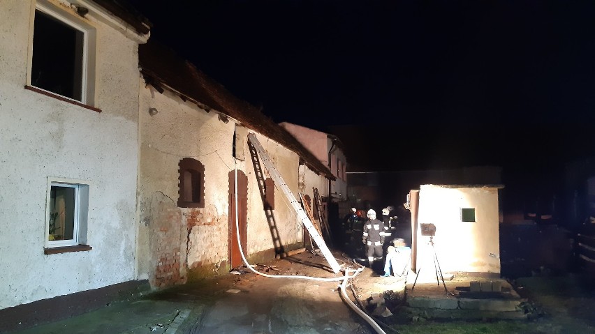 Strażacy gaszą pożar w Prusinowicach w gminie Pakosławice