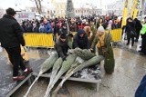 Tłumy ludzi po choinkę od RMF FM w Kielcach! Akcja Choinka pod Choinkę, na rynku była bardzo długa kolejka. Zobacz zdjęcia