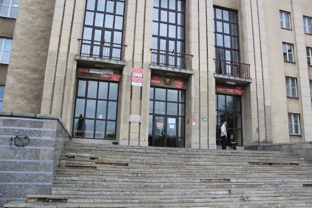 Nietypowy sposób &#8222;naprawy&#8221; schodów i murków przy największym biurowcu w Chełmie. Schody przyklejane są pianką montażową, a kamienne płytki zabezpieczono taśmą samoprzylepną. Zarządca budynku twierdzi, że to tymczasowe rozwiązanie.