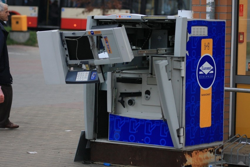 Gdańsk: Wysadzono bankomat na rogu Al. Havla i ul. Warszawskiej [ZDJĘCIA]