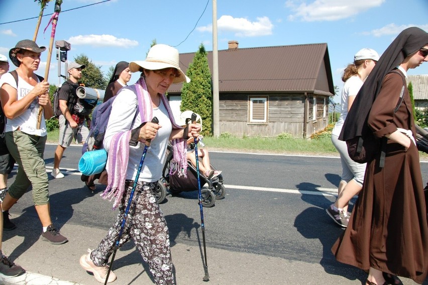 Trwa 44. Lubelska Piesza Pielgrzymka z Lublina na Jasną Górę. Za pątnikami drugi dzień wędrówki. Zobacz zdjęcia