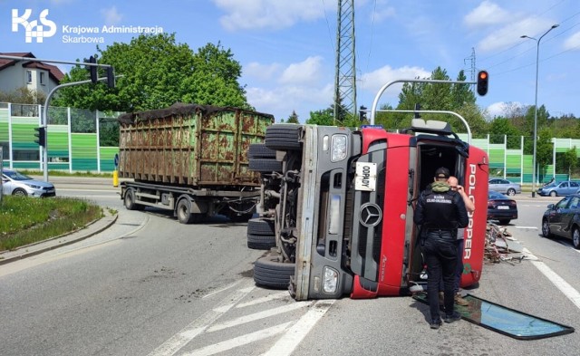W dniu 18 maja 2023 roku w Gdyni wywróciła się ciężarówka. Na pomoc poszkodowanemu ruszyli pracownicy KAS