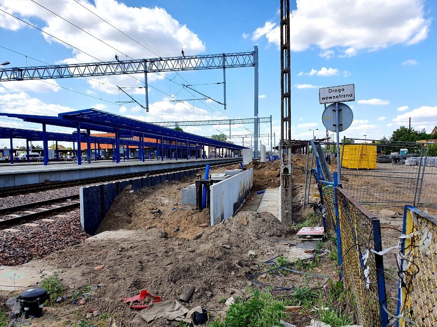 Nowy peron i przejście podziemne przy PKP w Lesznie