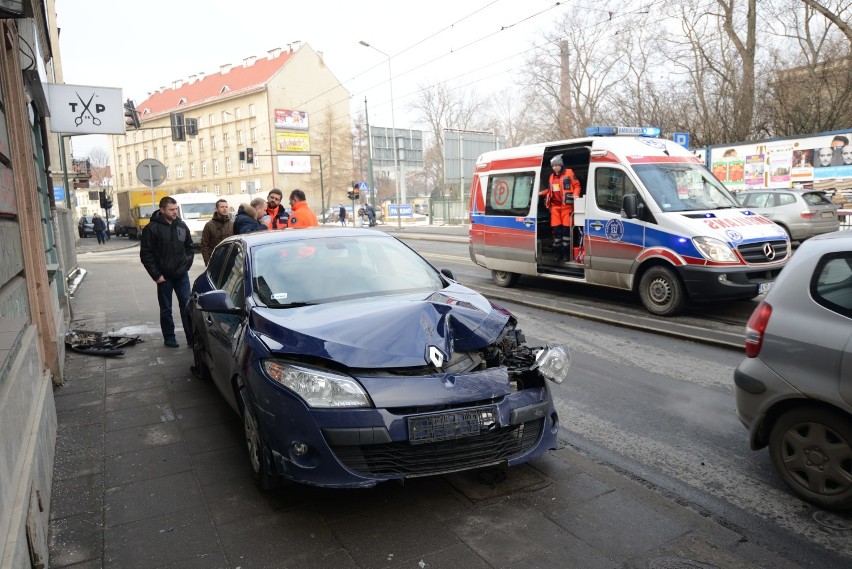 Kraków. Wypadek na ul. Grzegórzeckiej. Samochód wjechał w salon fryzjerski [ZDJĘCIA]