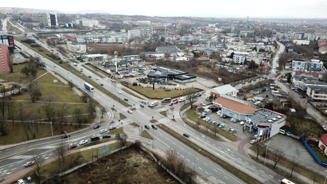 Miejski Zarząd Dróg nie rezygnuje rozbudowy ulicy Domaszowskiej i jej skrzyżowania z aleją Solidarności ( trasa krajową 73) i Tysiąclecia Państwa Polskiego w Kielcach. W tym roku zostanie ogłoszony przetarg na wybór wykonawcy robót.