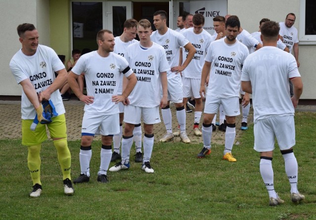 Piłkarze Piasta Czerwieńsk na mecz z Unią Kunice wyszli w koszulkach z nadrukiem "Gonzo na zawsze z nami!!!"