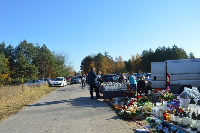 Zmiana organizacji ruchu przy tomaszowskich cmentarzach. Warto sprawdzić przed wyjazdem!