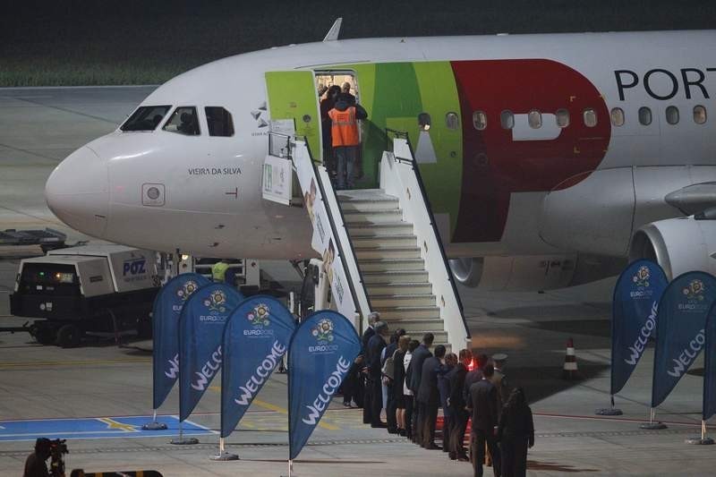 Poznań - Samolot z reprezentacją Portugalii wylądował na Ławicy [ZDJĘCIA, WIDEO]