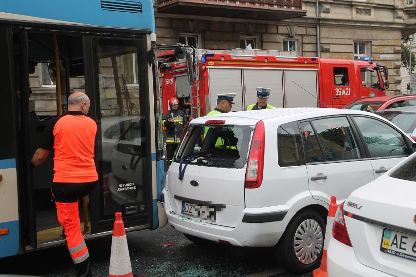 Wypadek autobusu MPK i trzech osobówek w centrum Legnicy [ZDJĘCIA]